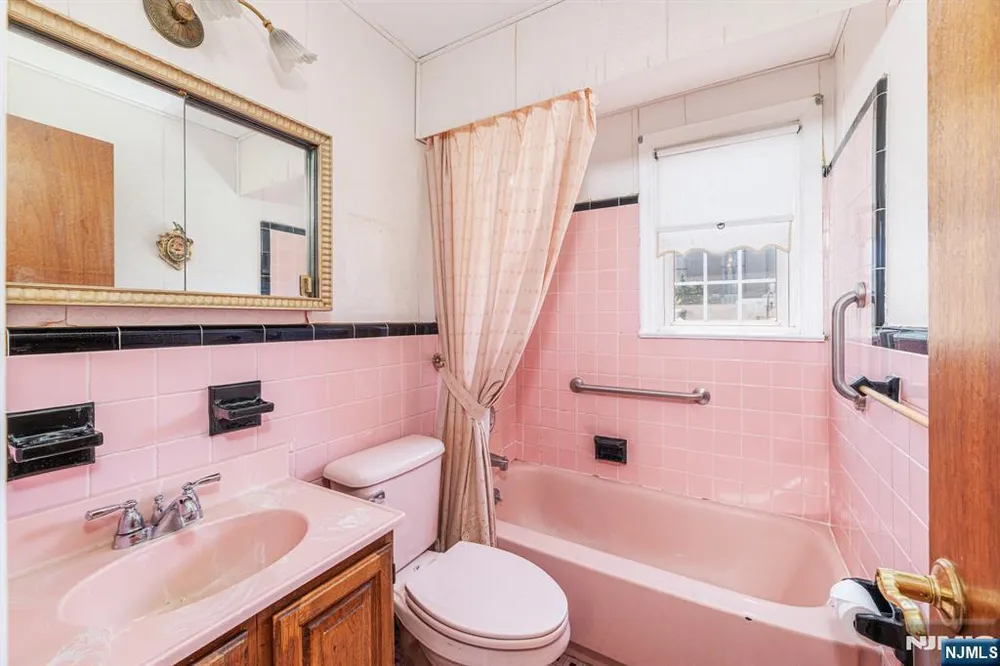 112 Berdan St, Rochelle Park, NJ 07662
