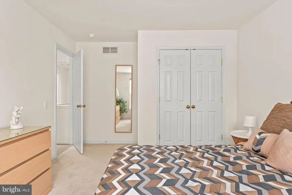 10 Almond Ct, Lafayette Hill, PA 19444