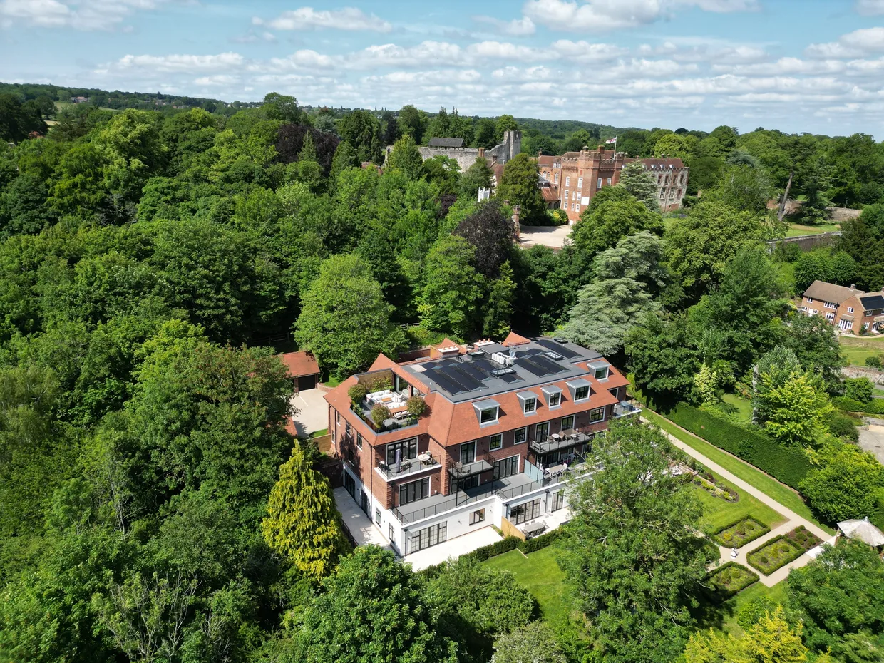Castle Hill, Farnham, GU9 photo 1