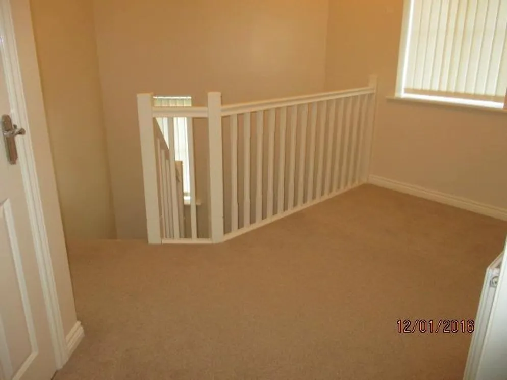 Property carousel item 6