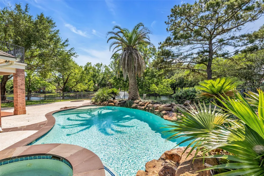 15935 Lake Loop Dr, Cypress, TX 77433