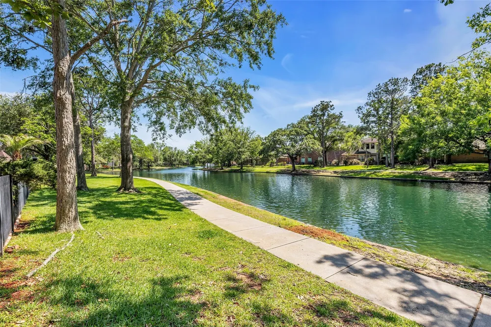 15935 Lake Loop Dr, Cypress, TX 77433