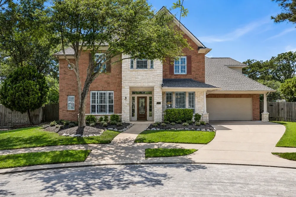 15935 Lake Loop Dr, Cypress, TX 77433