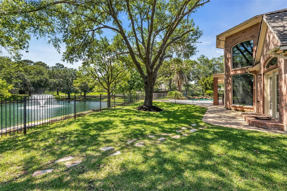 15935 Lake Loop Dr, Cypress, TX 77433