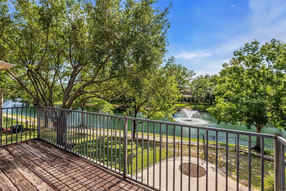 15935 Lake Loop Dr, Cypress, TX 77433
