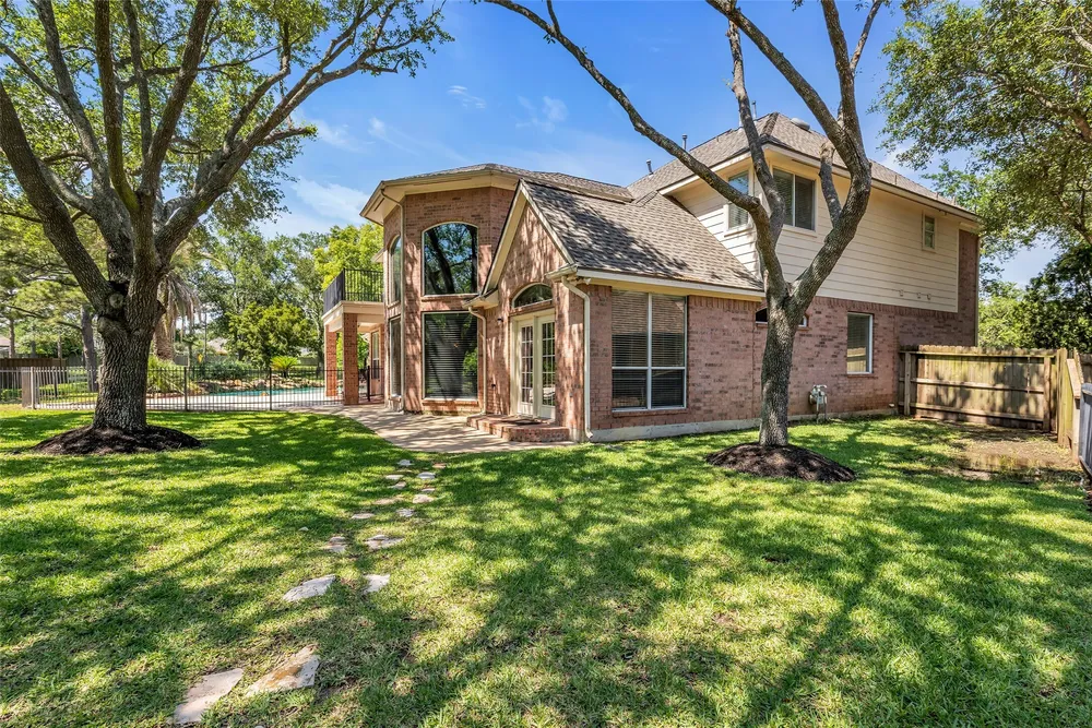 15935 Lake Loop Dr, Cypress, TX 77433
