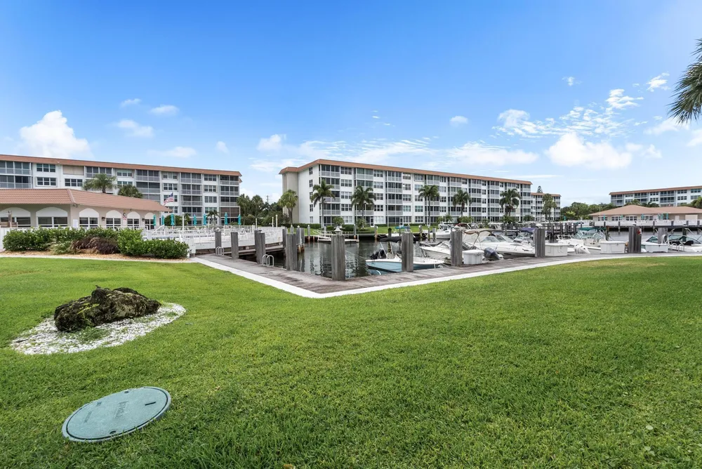 911 Gardenia Dr, Delray Beach, FL 33483