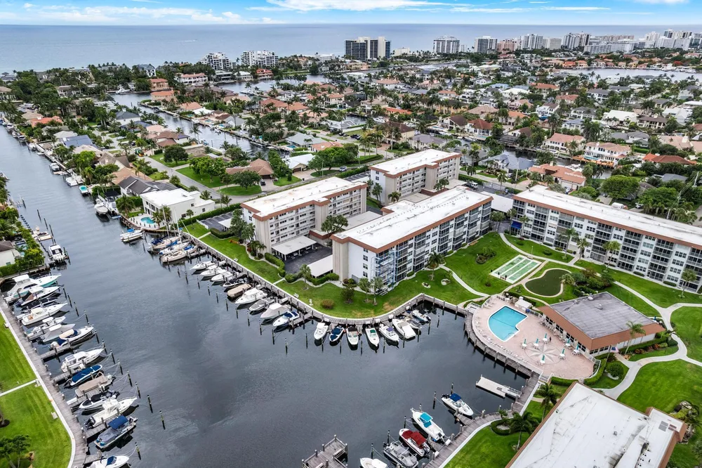 911 Gardenia Dr, Delray Beach, FL 33483