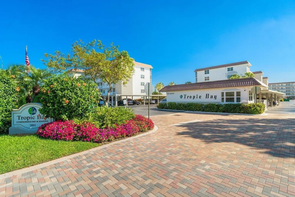 911 Gardenia Dr, Delray Beach, FL 33483