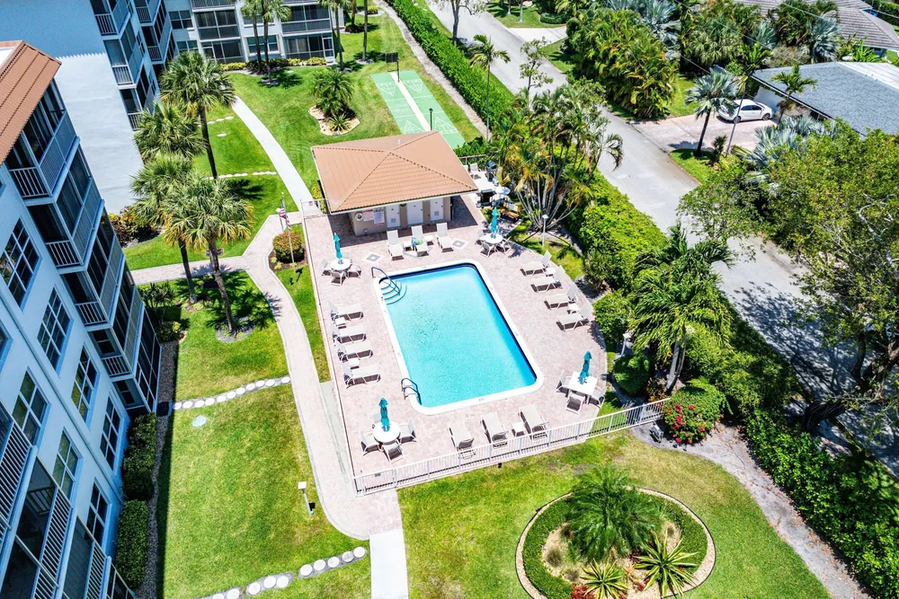 911 Gardenia Dr, Delray Beach, FL 33483