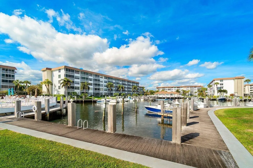 911 Gardenia Dr, Delray Beach, FL 33483