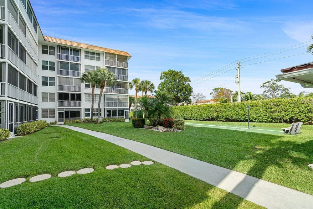 911 Gardenia Dr, Delray Beach, FL 33483