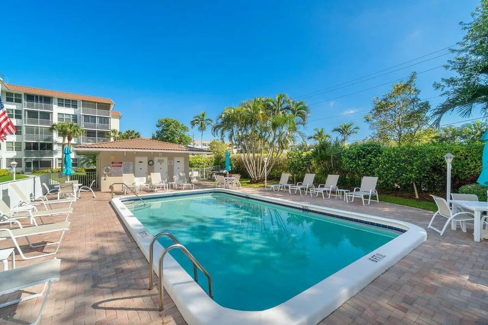 911 Gardenia Dr, Delray Beach, FL 33483