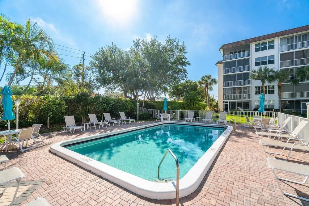 911 Gardenia Dr, Delray Beach, FL 33483