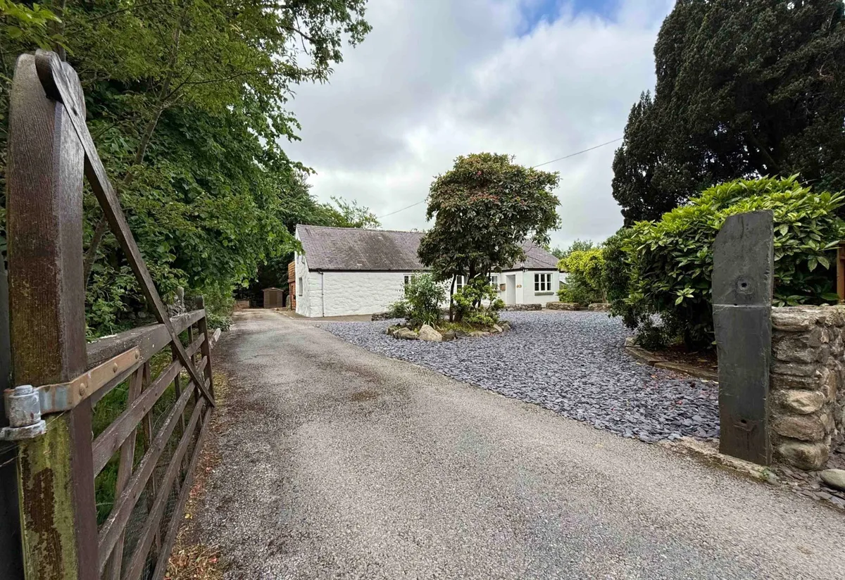 Llanrug, Caernarfon, Gwynedd, LL55