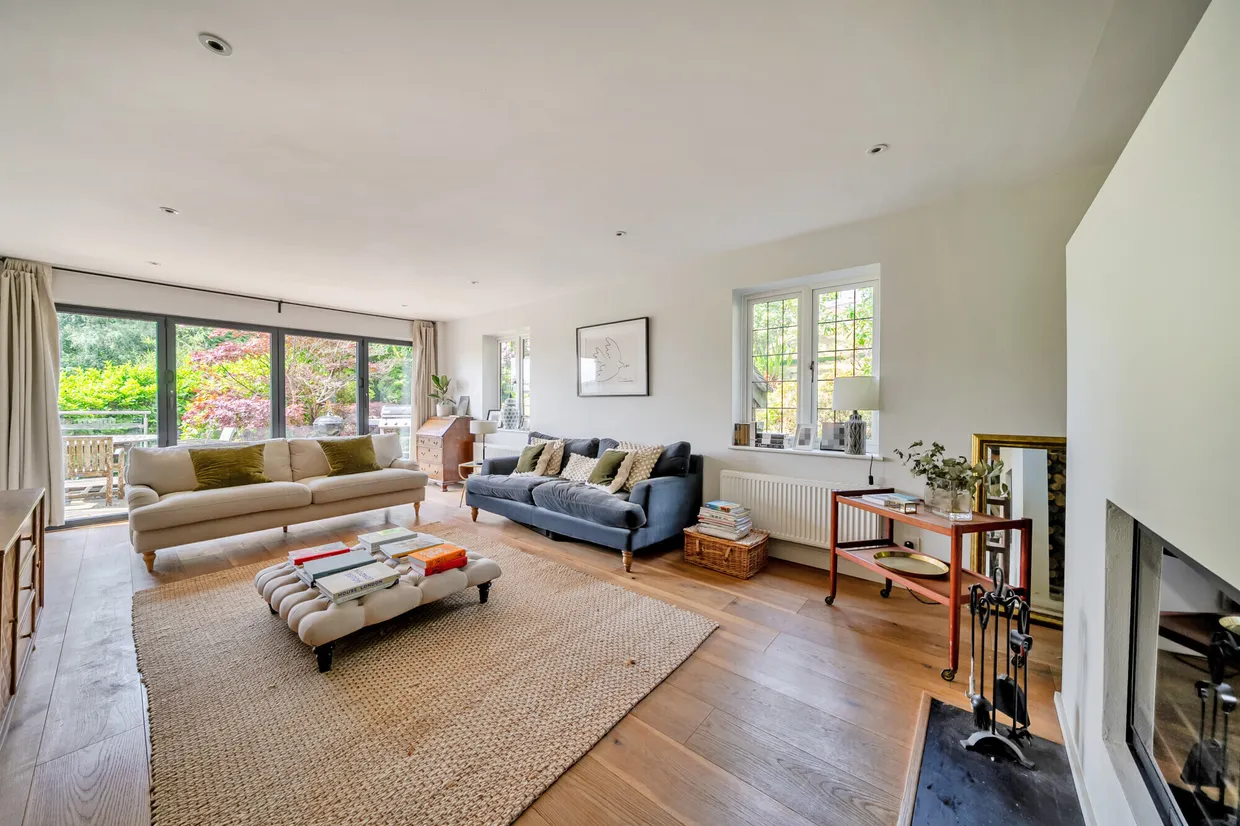 Stoatley Rise, Haslemere, GU27 photo 2