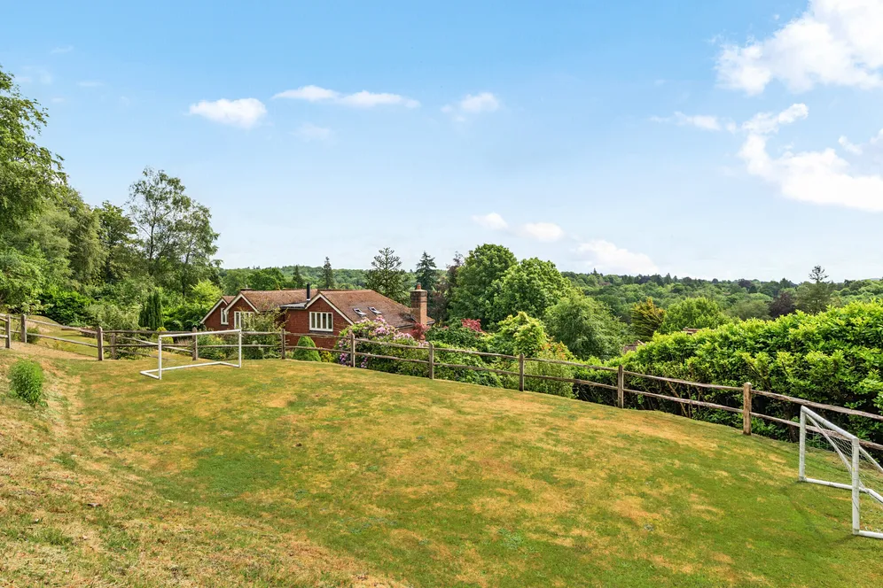 Stoatley Rise, Haslemere, GU27 photo 9