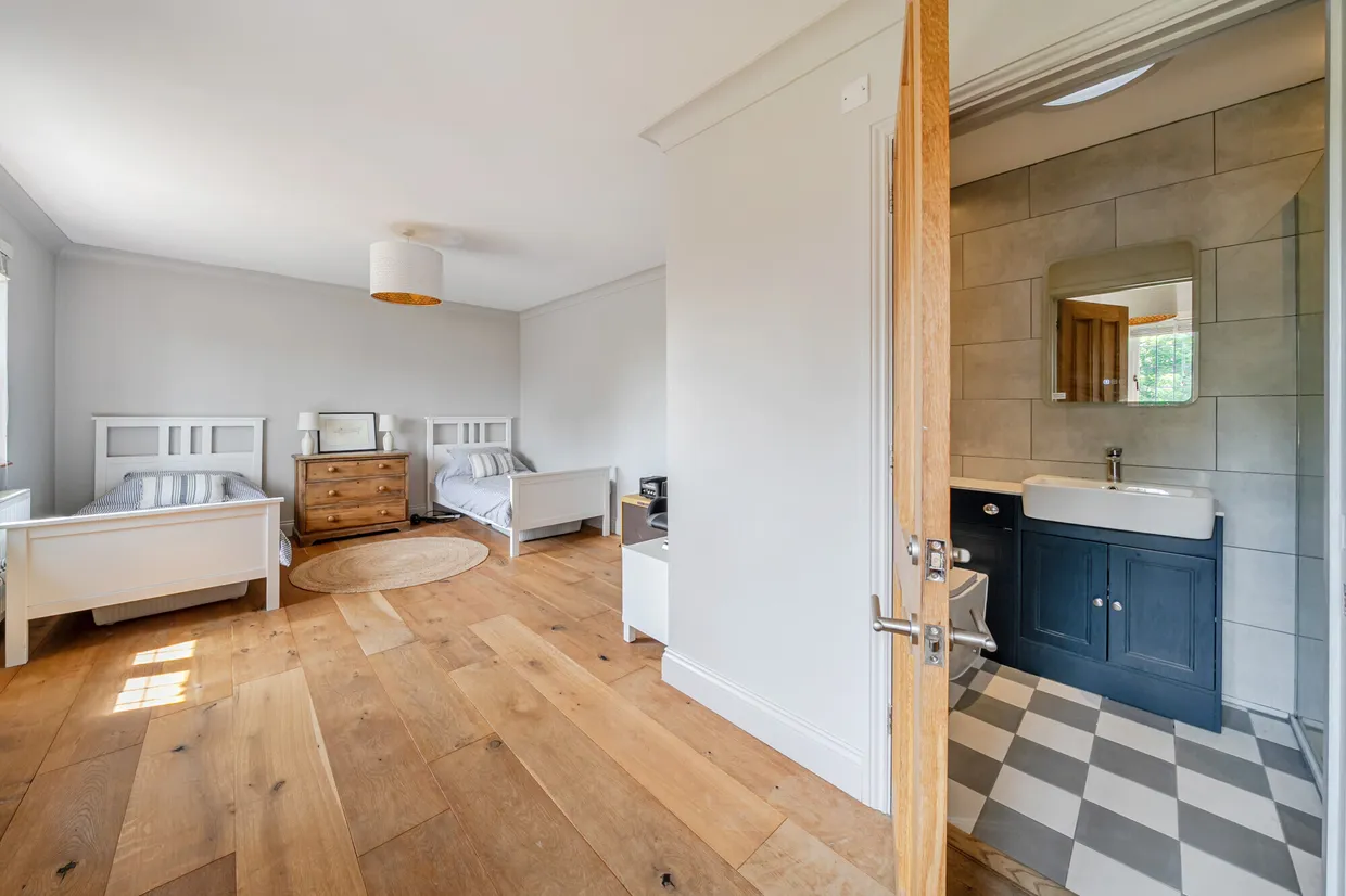 Stoatley Rise, Haslemere, GU27 photo 5