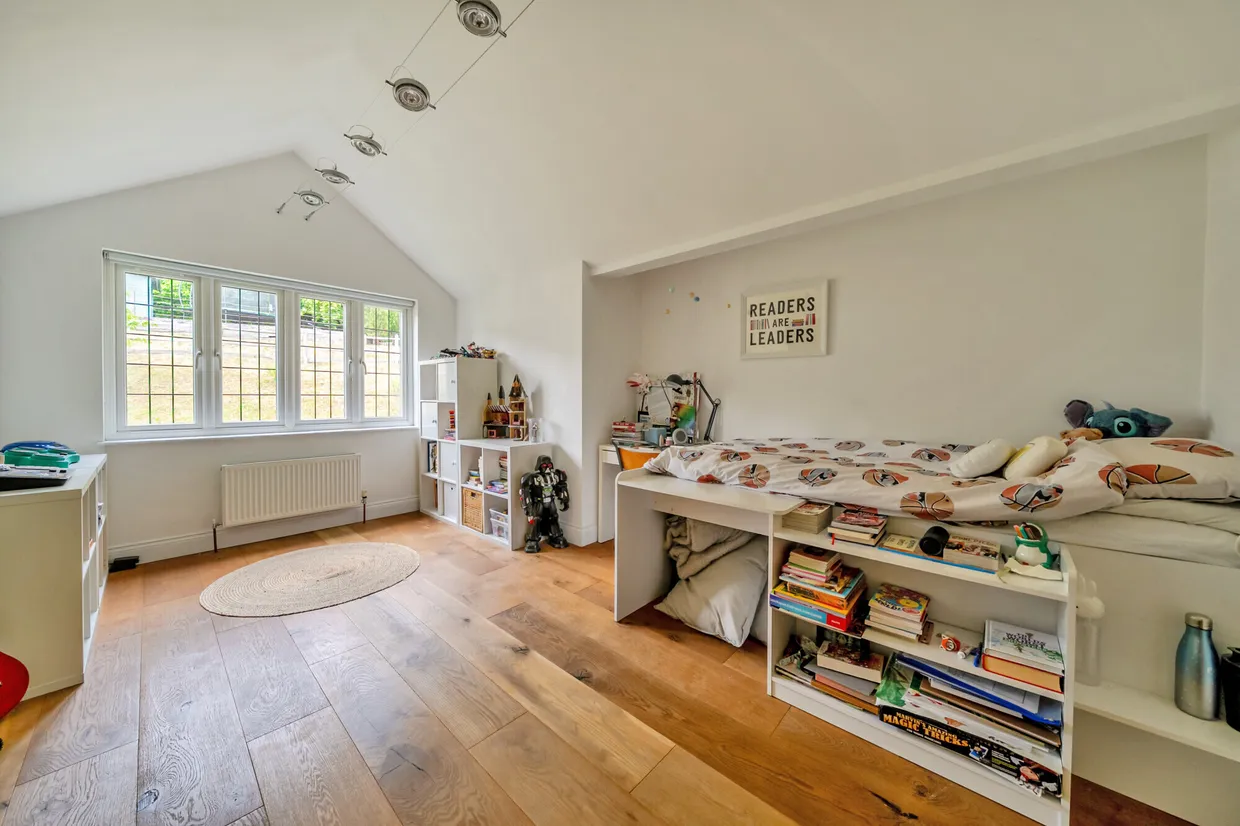 Stoatley Rise, Haslemere, GU27 photo 6