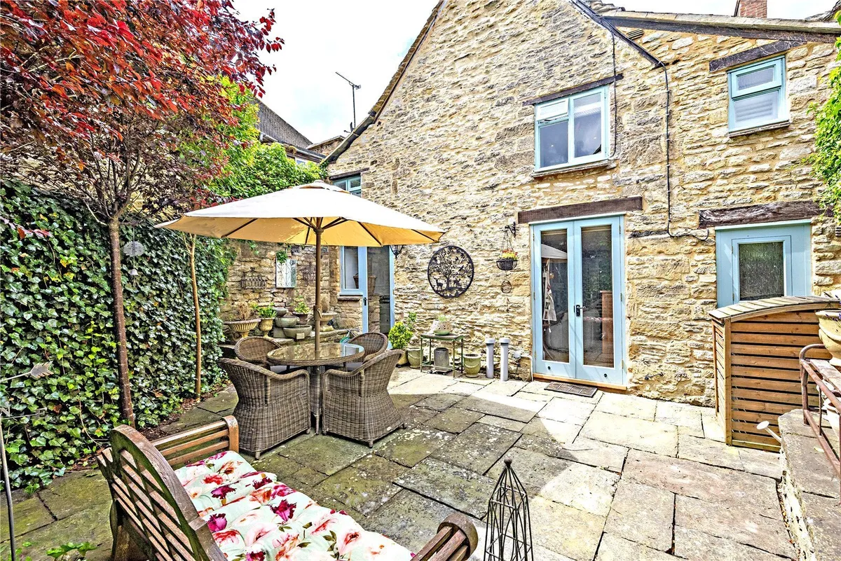 Lower High Street, Burford, OX18