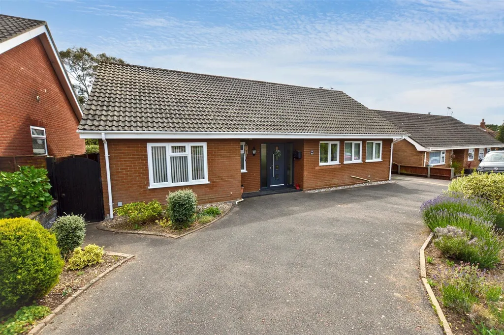 3 Bedroom Bungalow - Detached For Sale: Uplands Park, Sheringham