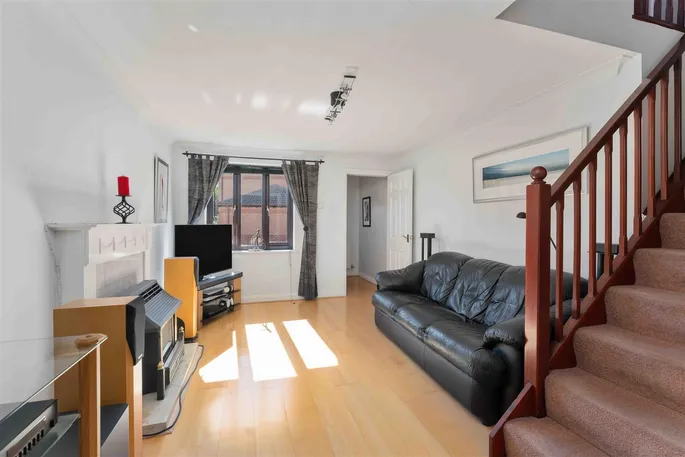 Property carousel image 3