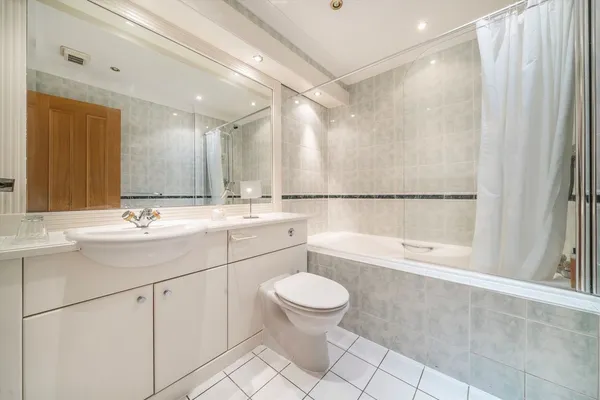 Grosvenor Road, London, SW1V photo 9