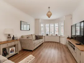 Eastwood Drive, Rainham thumb 3