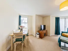 Florey Gardens, Aylesbury thumb 3
