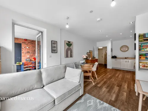 Oakleigh Road North, Londonphoto