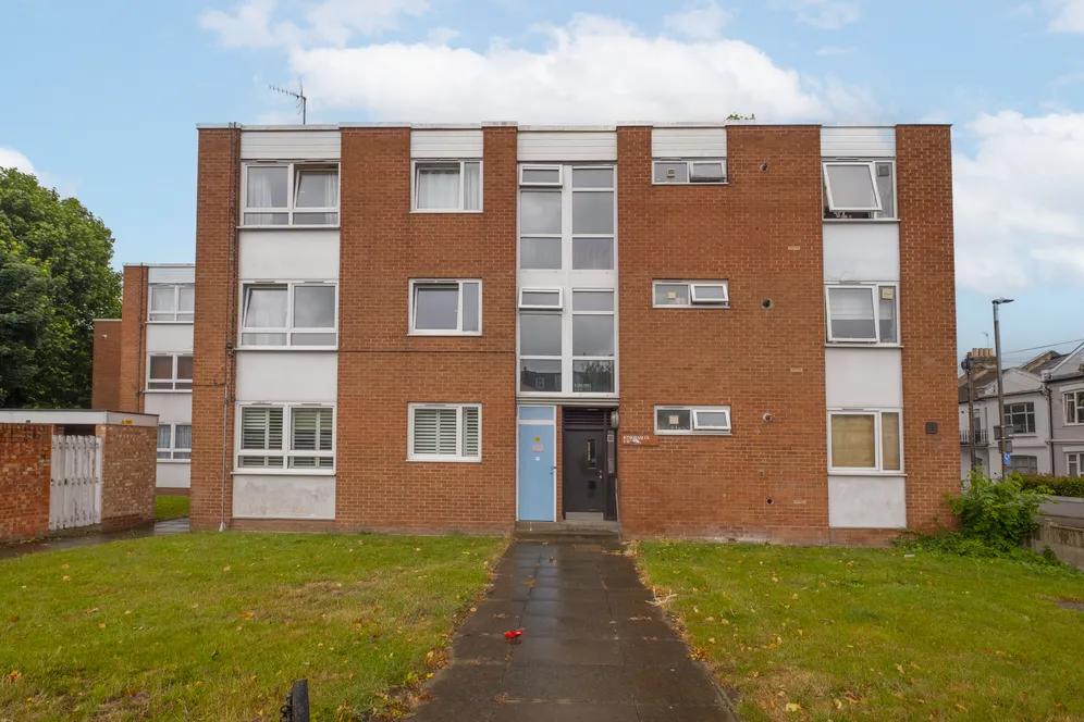 Kingham Close, London, SW18 photo 2