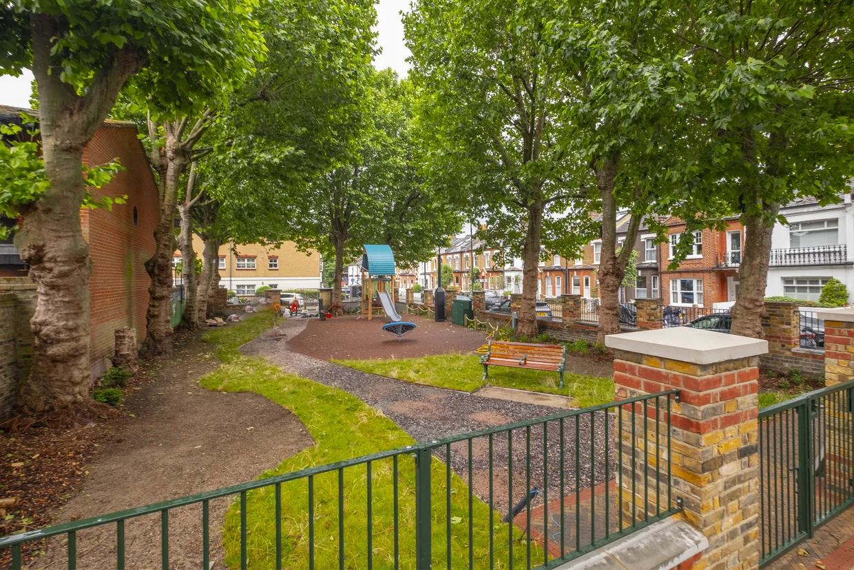 Kingham Close, London, SW18 photo 3