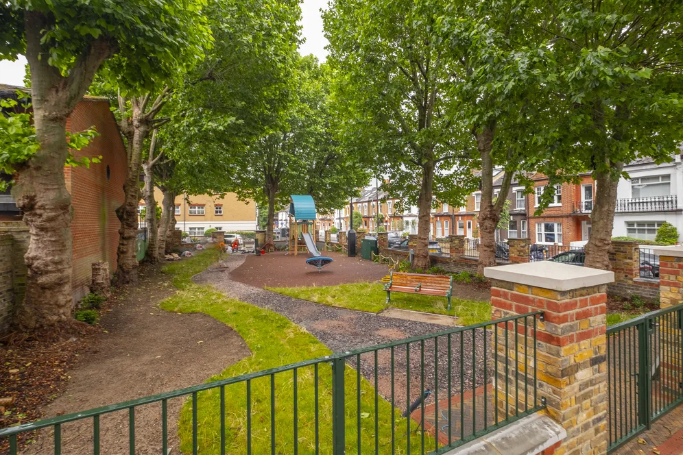 Kingham Close, London, SW18 photo 3