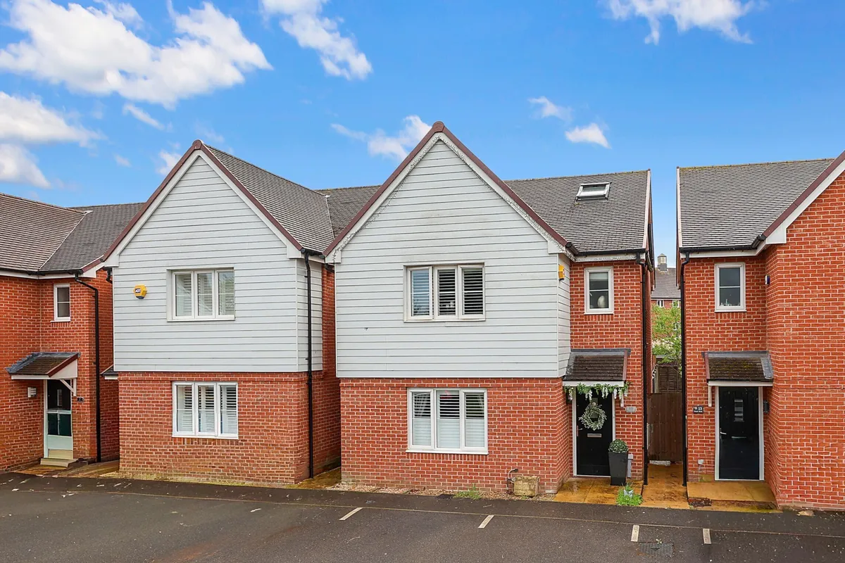 Peach Road, Horley, RH6