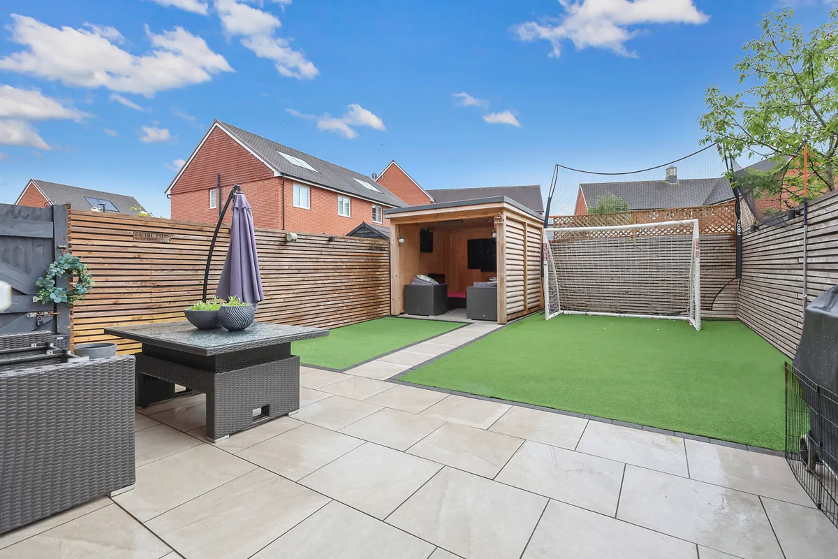 Peach Road, Horley, RH6