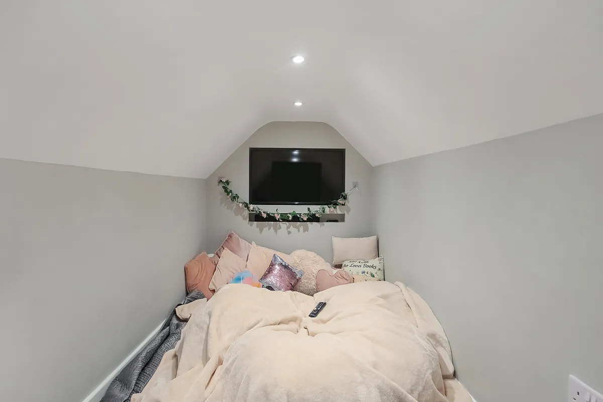 Peach Road, Horley, RH6