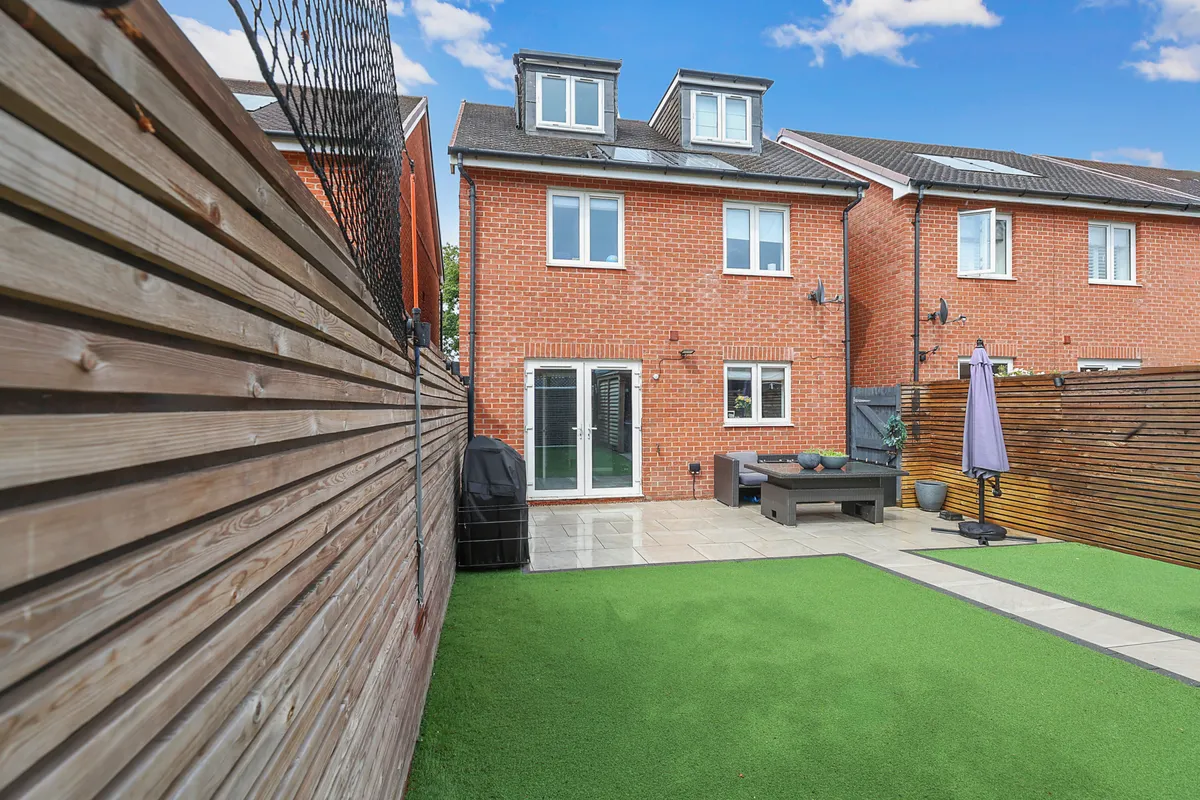 Peach Road, Horley, RH6