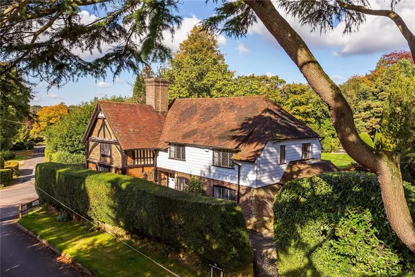 Pastens Road, Limpsfield, RH8 photo 1