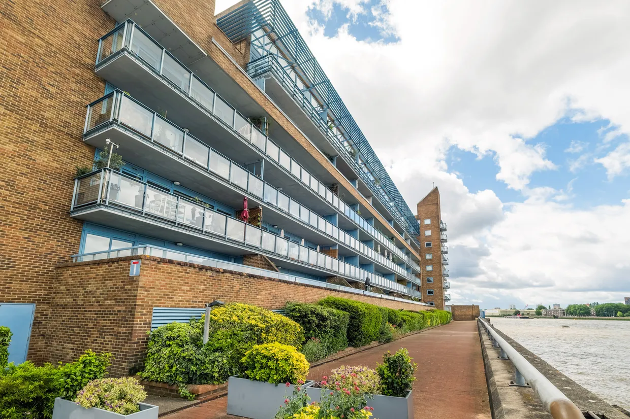 Arnhem Place, London, E14 photo 2