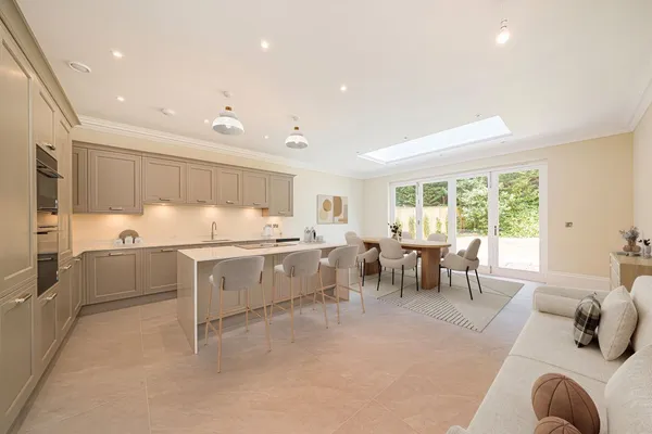 Old Avenue, Weybridge, KT13 photo 2