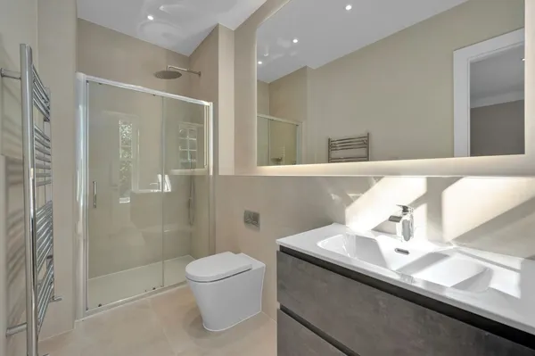 Old Avenue, Weybridge, KT13 photo 8