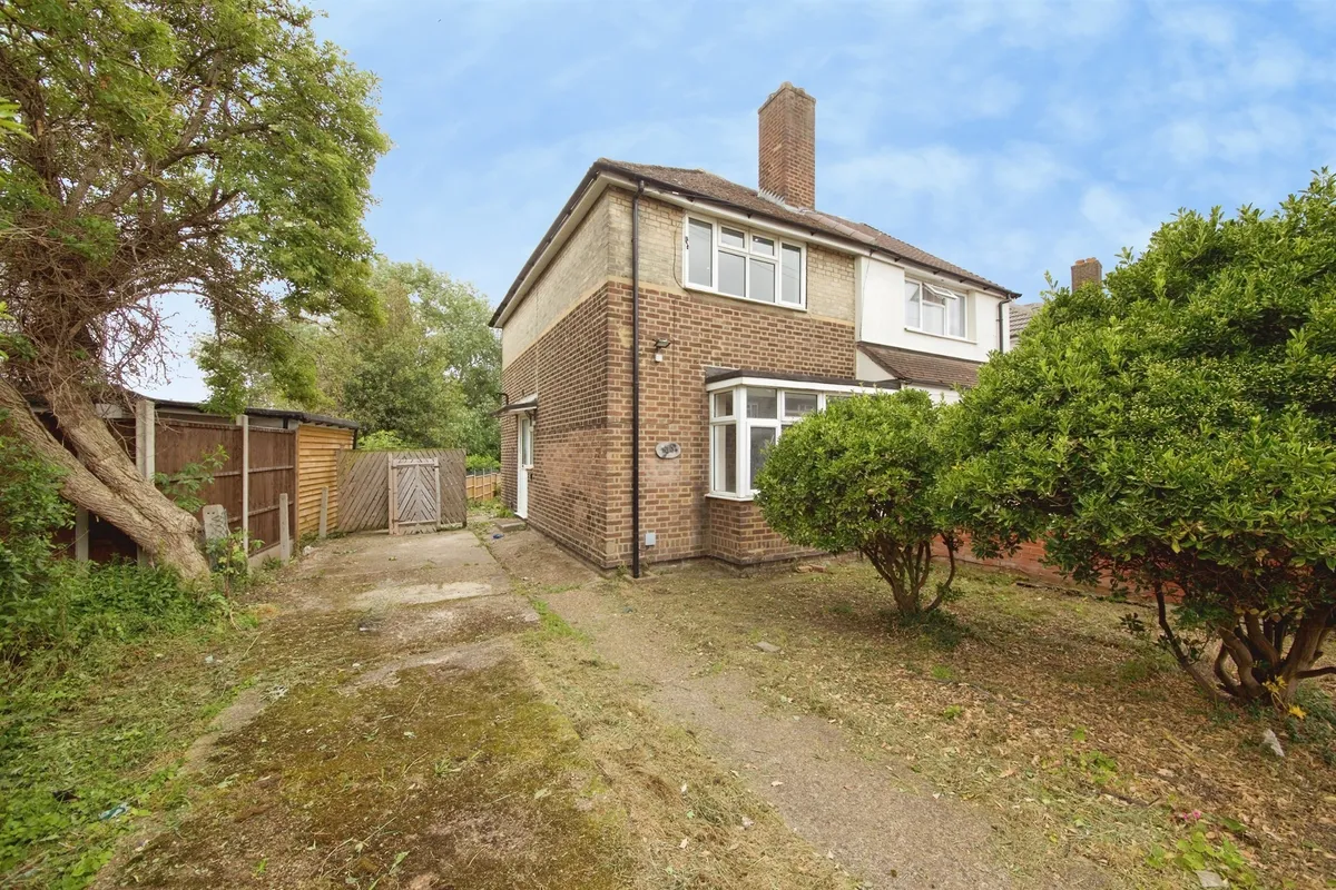 Julia Gardens, Barking