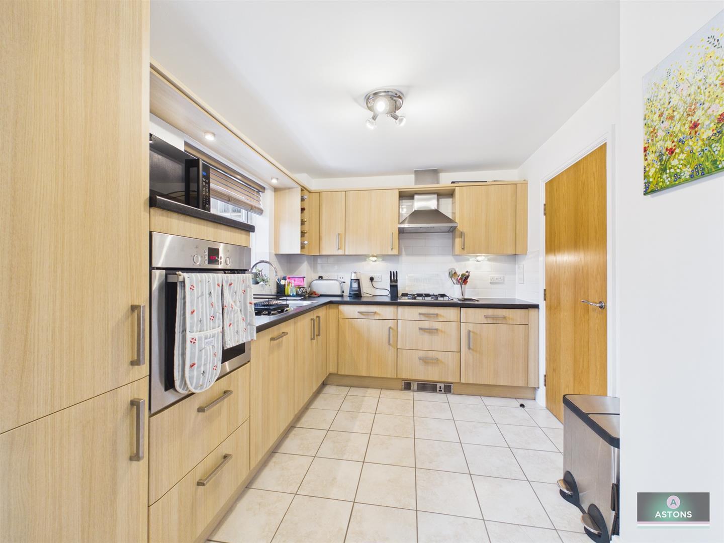 Barn Close, Crawley Image 3
