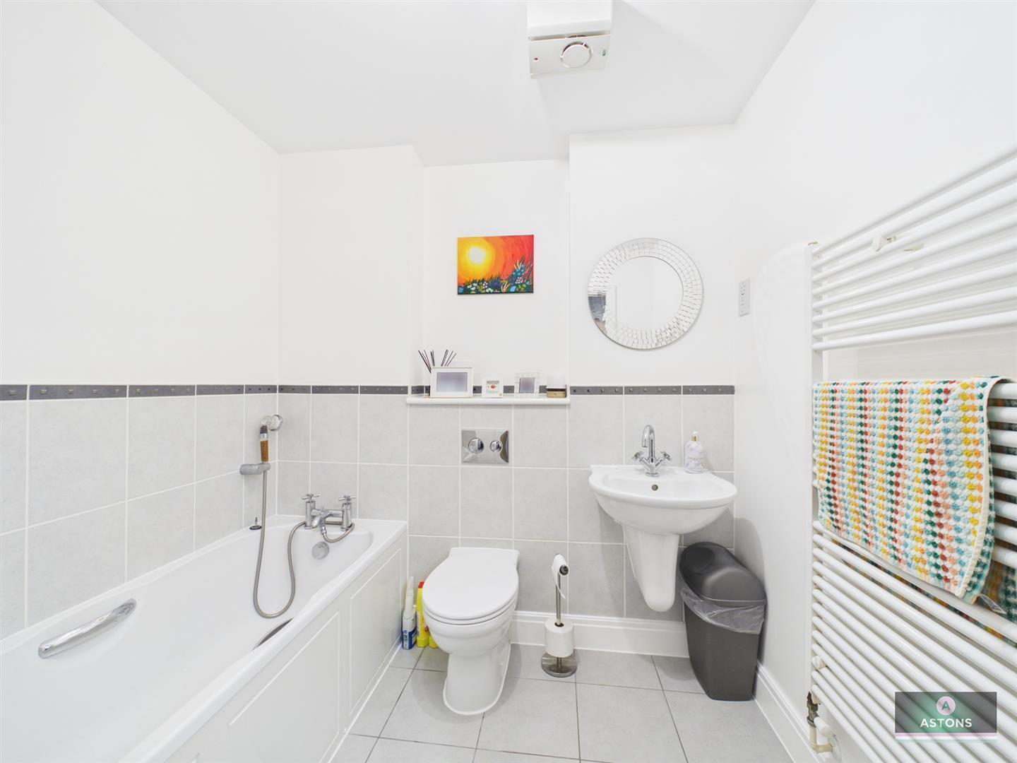 Barn Close, Crawley Image 7