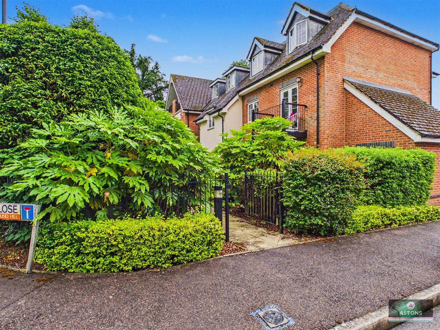 Barn Close, Crawley Image 8