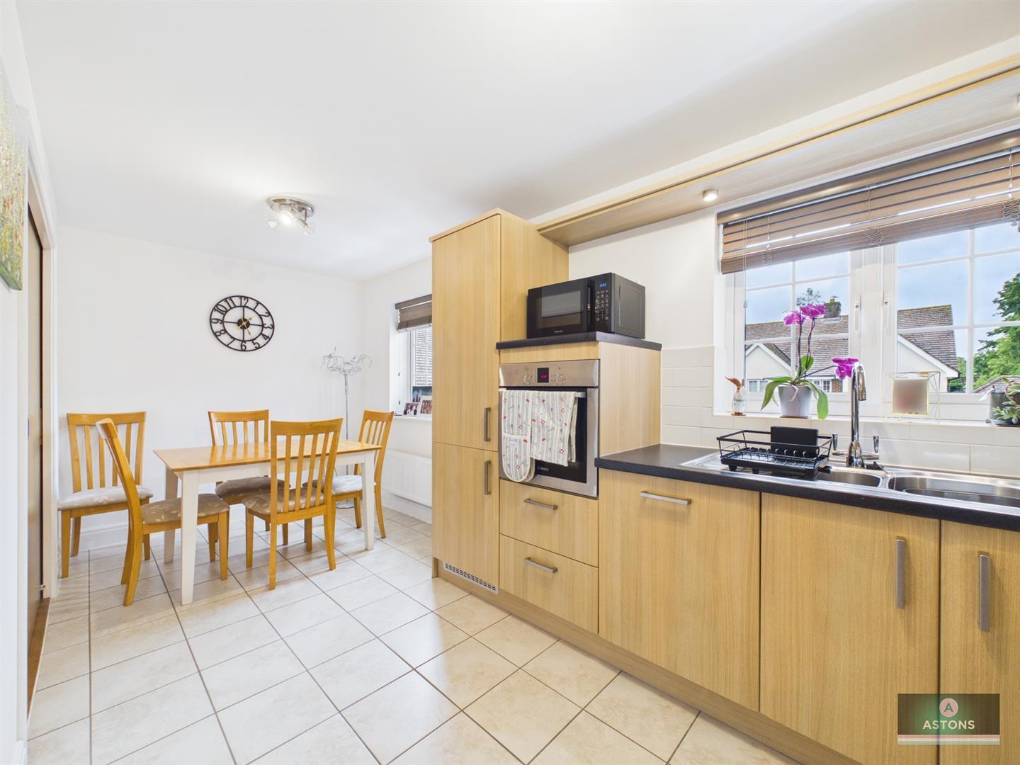 Barn Close, Crawley Image 13