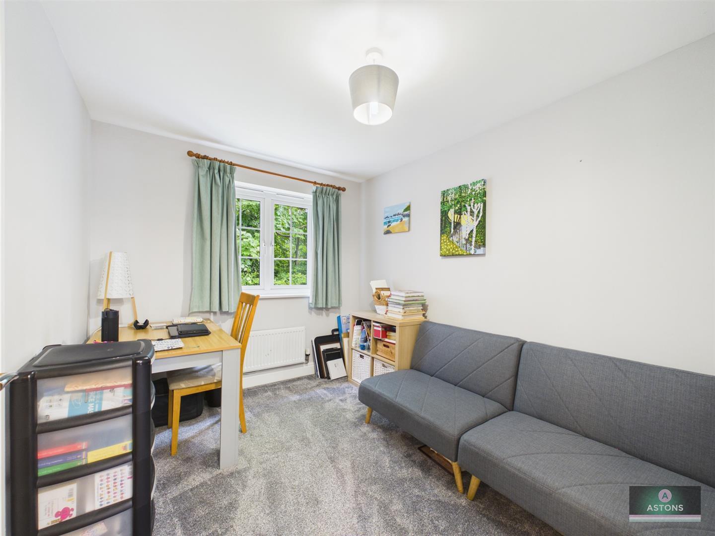 Barn Close, Crawley Image 15