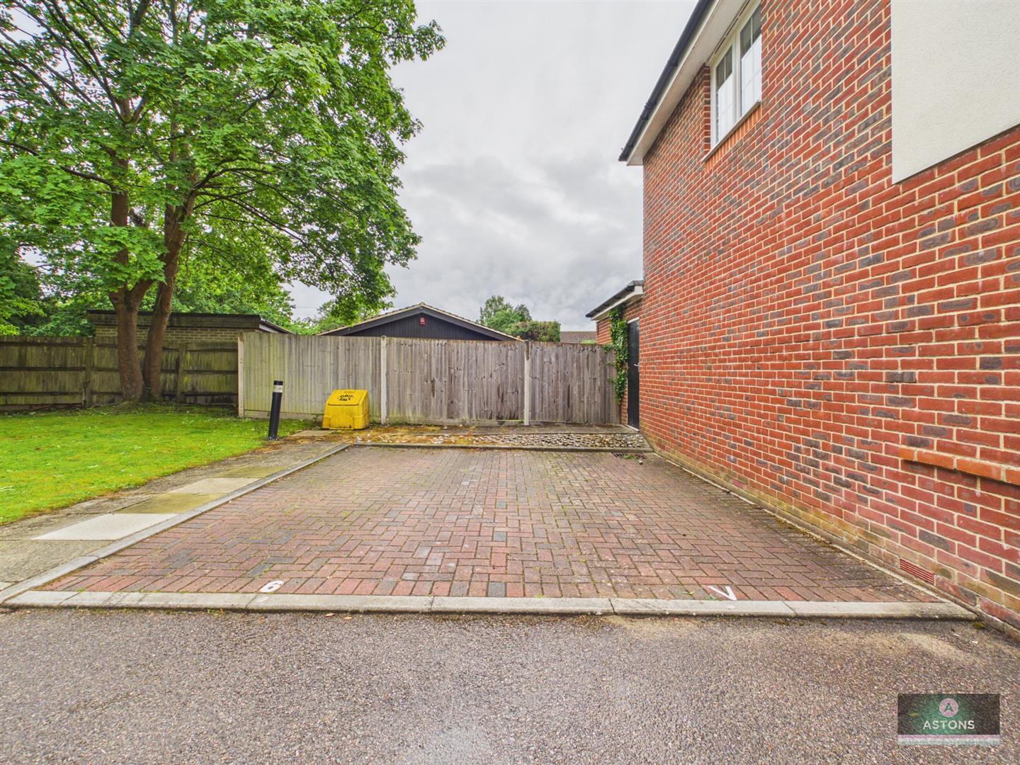 Barn Close, Crawley Image 16