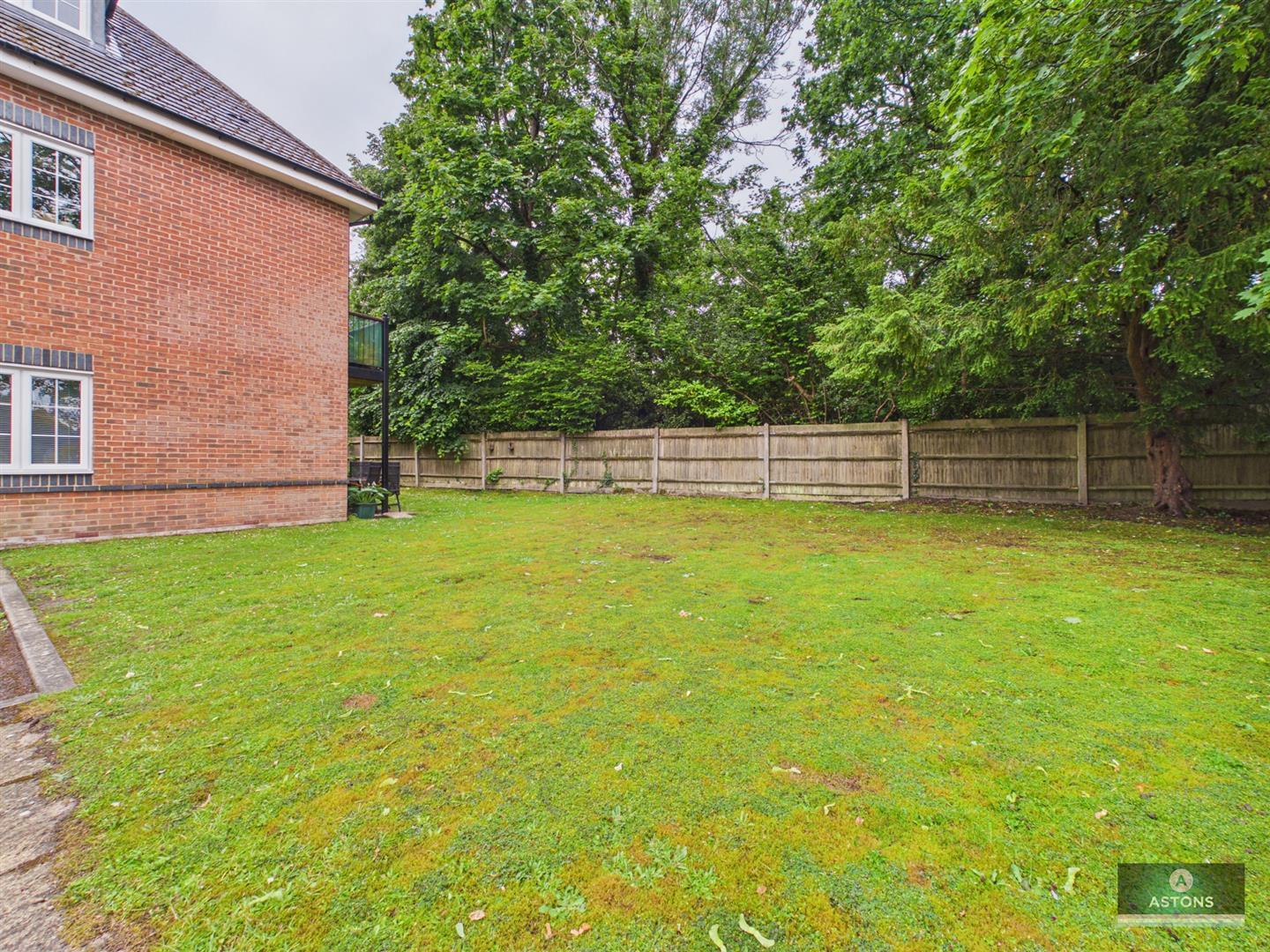 Barn Close, Crawley Image 17