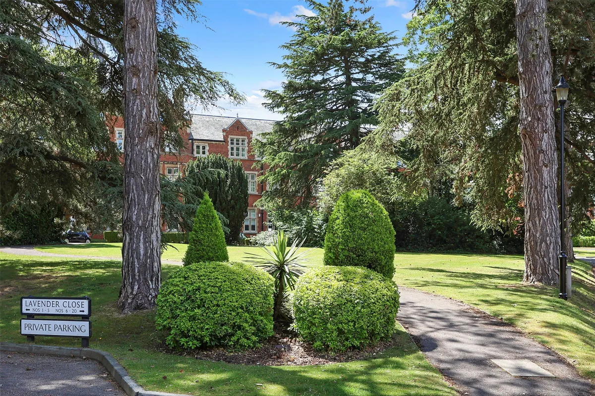 Lavender Close, Leatherhead, Surrey, KT22